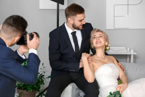 Photographer Working Young Wedding Couple Studio — Stockfoto