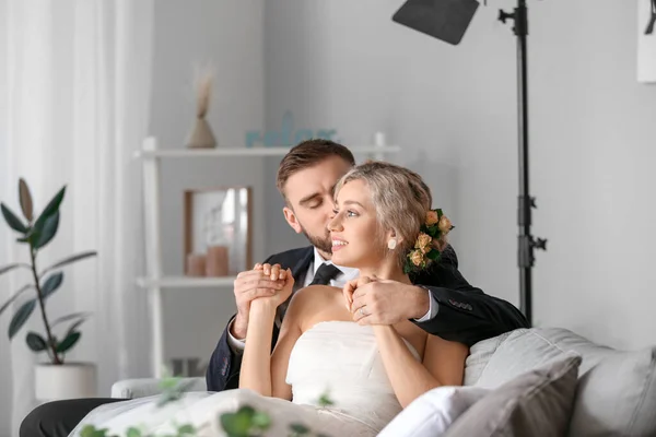 Jong Bruidspaar Poseren Voor Fotograaf Studio — Stockfoto