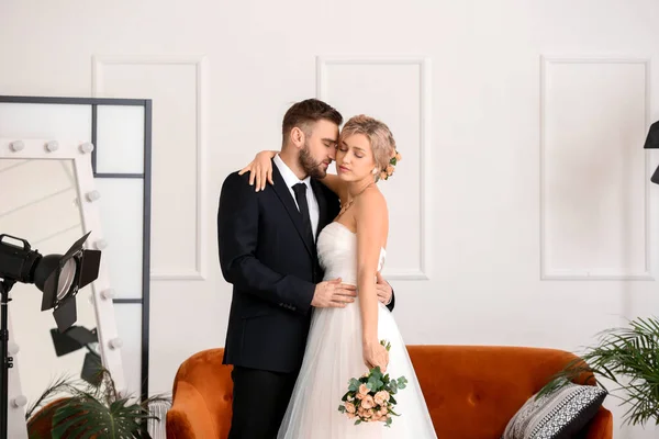 Joven Pareja Boda Posando Para Fotógrafo Estudio — Foto de Stock