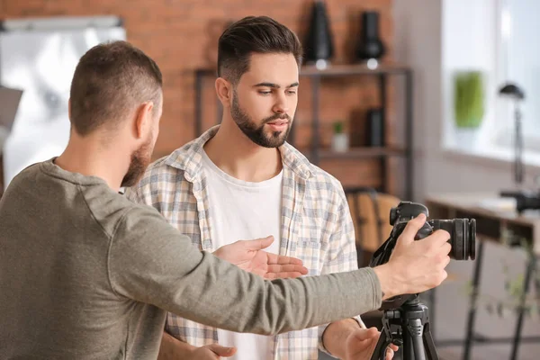 Mentor Enseñando Jóvenes Fotógrafos Estudio — Foto de Stock