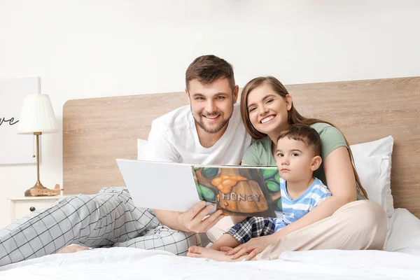 Retrato Livro Leitura Família Feliz Quarto — Fotografia de Stock
