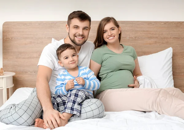 卧室里幸福家庭的画像 — 图库照片