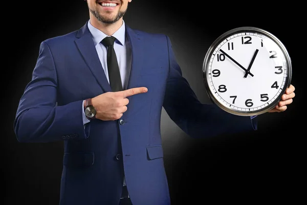 Empresario Con Reloj Sobre Fondo Oscuro Concepto Gestión Del Tiempo — Foto de Stock