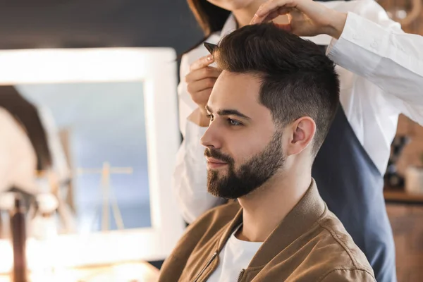 Coiffeur Travaillant Avec Client Dans Salon — Photo