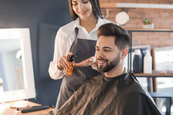 Fryzjer Pracujący Klientem Salonie — Zdjęcie stockowe