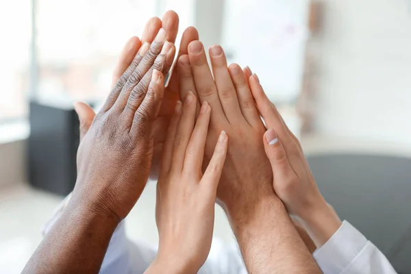 Grupo Pessoas Unindo Mãos Dentro Casa Conceito Unidade — Fotografia de Stock
