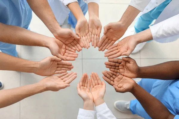 Klinikte Ele Tutuşan Bir Grup Doktor Birlik Kavramı — Stok fotoğraf