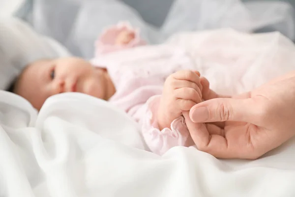 Lindo Bebé Sosteniendo Mano Madre Primer Plano —  Fotos de Stock