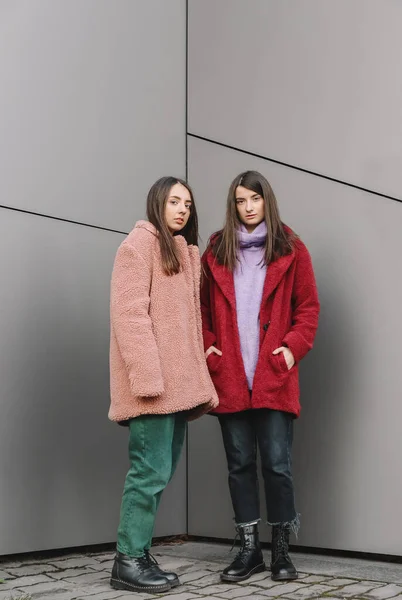 Mujeres Jóvenes Con Estilo Cerca Pared Aire Libre — Foto de Stock