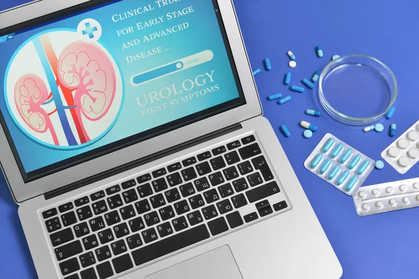 Laptop Och Läkemedel Färg Bakgrund Begreppet Urologi — Stockfoto