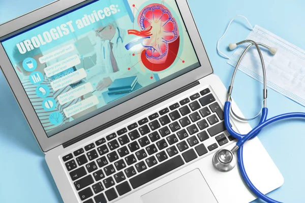 Laptop Och Stetoskop Färg Bakgrund Begreppet Urologi — Stockfoto