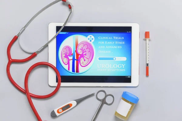 Tablettdator Med Stetoskop Och Urinprov Grå Bakgrund — Stockfoto