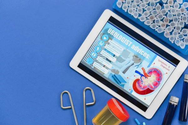 Tablettdator Med Urin Och Blodprov Färg Bakgrund — Stockfoto