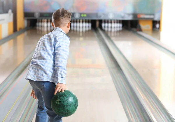 Malý Chlapec Hraje Bowling Klubu — Stock fotografie