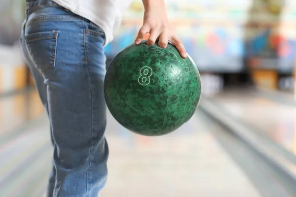 Malý Chlapec Hraje Bowling Klubu — Stock fotografie