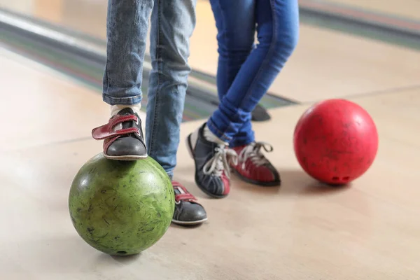 Kisgyerekek Bowling Klubban Játszanak — Stock Fotó