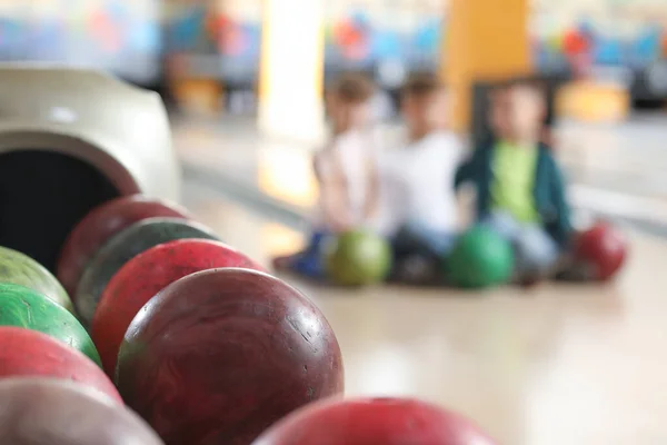 Stojan Míčky Bowling Klubu Rozmazané Děti Pozadí — Stock fotografie