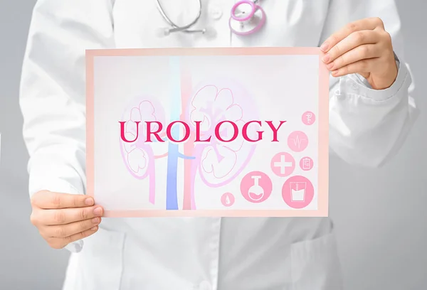 Γιατρός Κρατώντας Χαρτί Λέξη Urology Γκρι Φόντο Closeup — Φωτογραφία Αρχείου