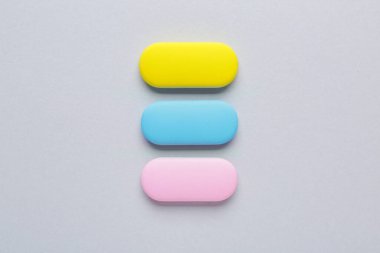 Gri arkaplanda parlak silgiler