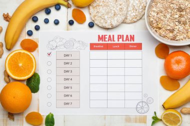 Beyaz ahşap arka planda sağlıklı ürünler ve yemek planı