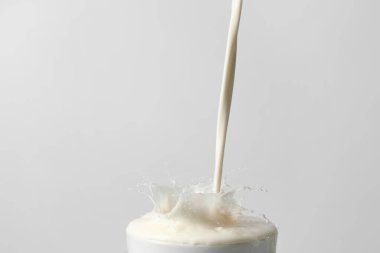 Hafif arkaplanda süt damlası