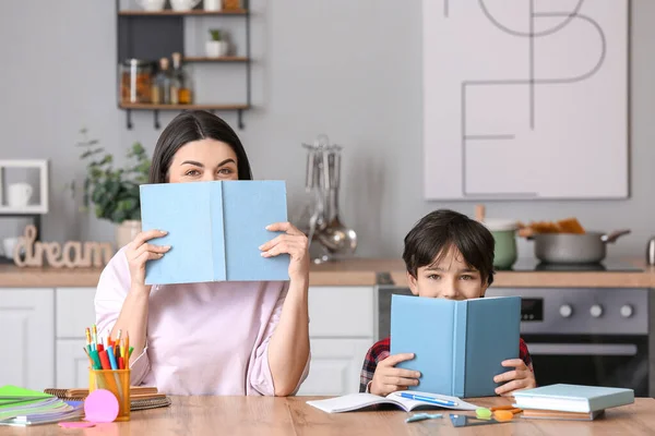 Kleiner Junge Mit Seiner Mutter Bei Hausaufgaben Der Küche — Stockfoto