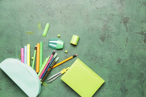 Bolso Lápiz Con Papelería Sobre Fondo Color —  Fotos de Stock