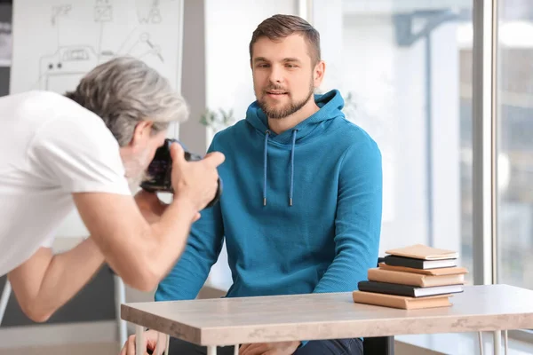 Mentor Teaching Young Photographer Studio — Stock Photo, Image