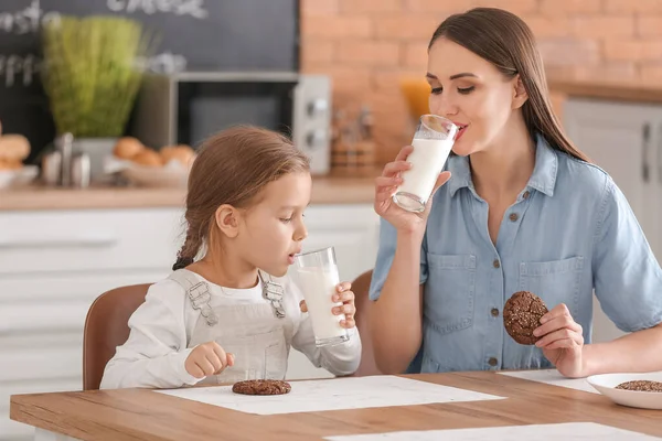 Mother Her Little Daughter Drinking Milk Cookies Kitchen — Stock Photo, Image