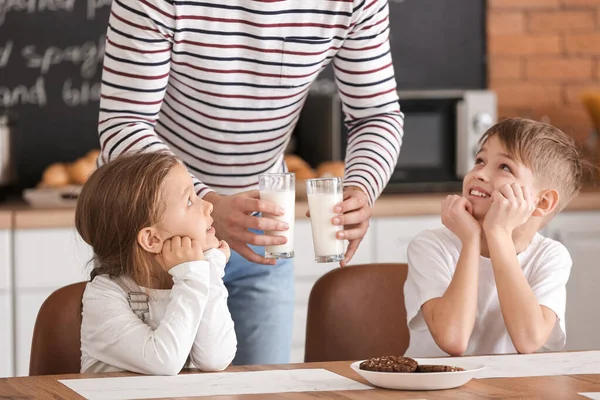 Padre Con Sus Hijos Pequeños Vasos Leche Cocina —  Fotos de Stock