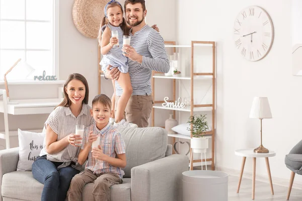 Feliz Família Beber Leite Casa — Fotografia de Stock