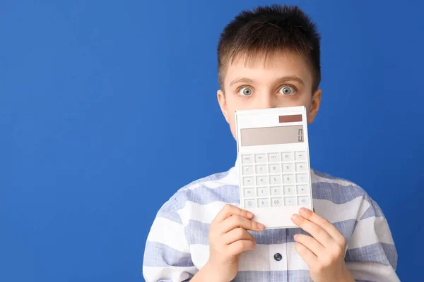 Překvapený Malý Chlapec Kalkulačkou Barevném Pozadí — Stock fotografie