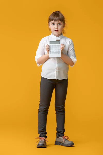 Kleines Mädchen Mit Taschenrechner Auf Farbigem Hintergrund — Stockfoto