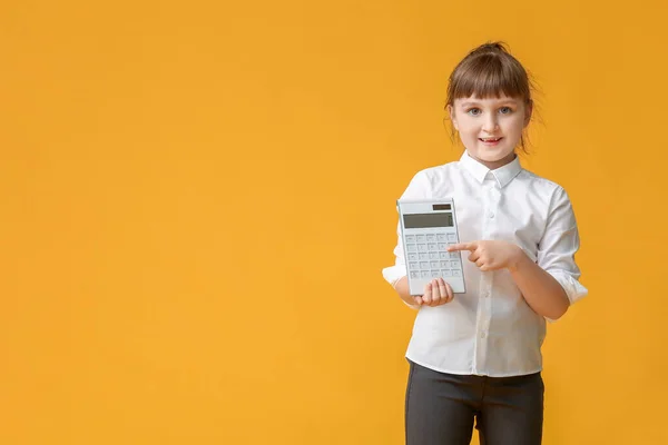 Klein Meisje Met Rekenmachine Kleur Achtergrond — Stockfoto