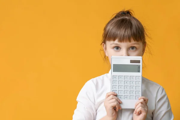 Klein Meisje Met Rekenmachine Kleur Achtergrond — Stockfoto