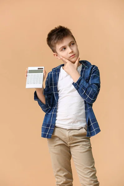 Zamyšlený Malý Chlapec Kalkulačkou Barevném Pozadí — Stock fotografie