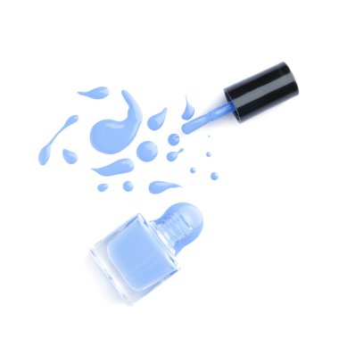 Beyaz arka planda dökülmüş tırnak cilası