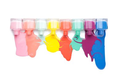 Beyaz arka planda dökülmüş tırnak cilası