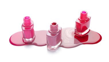 Beyaz arka planda dökülmüş tırnak cilası