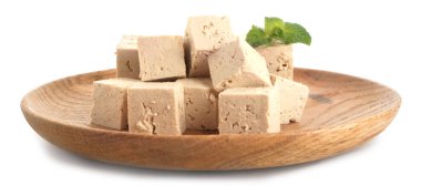 Beyaz arka planda lezzetli tofu peyniri tabağı