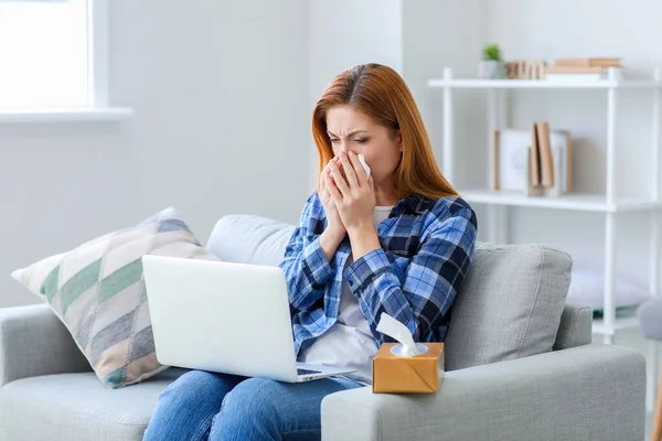 Sick Woman Laptop Home — Stock Photo, Image