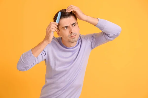 Knappe Jongeman Kammen Haar Kleur Achtergrond — Stockfoto