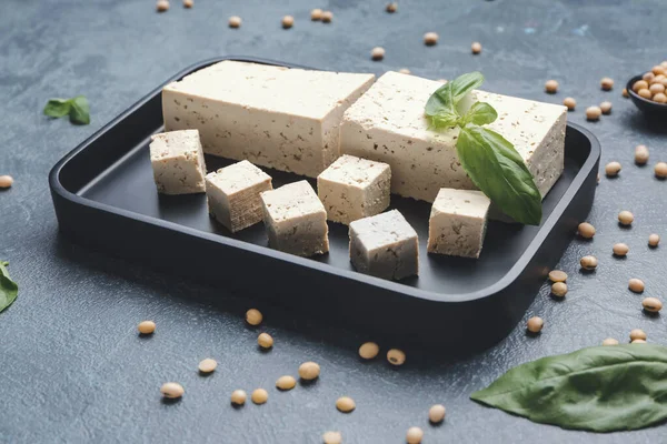 Prato Com Queijo Tofu Saboroso Fundo Escuro — Fotografia de Stock