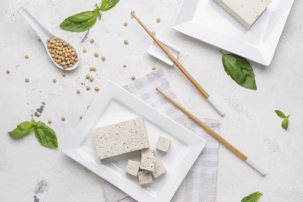 Placa Con Sabroso Queso Tofu Frijoles Soja Sobre Fondo Blanco — Foto de Stock