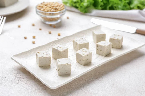 Placa Con Sabroso Queso Tofu Sobre Fondo Blanco — Foto de Stock