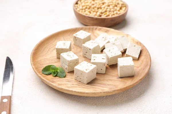 Placa Con Sabroso Queso Tofu Sobre Fondo Blanco — Foto de Stock