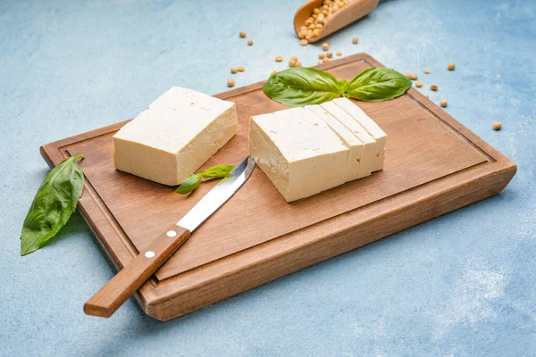 Renkli Arkaplanda Lezzetli Tofu Peyniri Olan Tahta — Stok fotoğraf