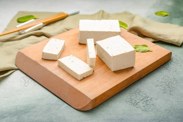 Placa Com Queijo Tofu Saboroso Fundo Cor — Fotografia de Stock