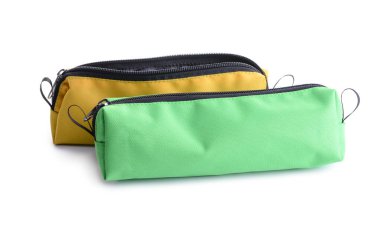 Beyaz arkaplanda kalem torbaları