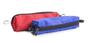 Beyaz arkaplanda kalem torbaları